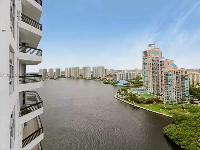2-bedroom condo for sale in Aventura -  - MondialRealty