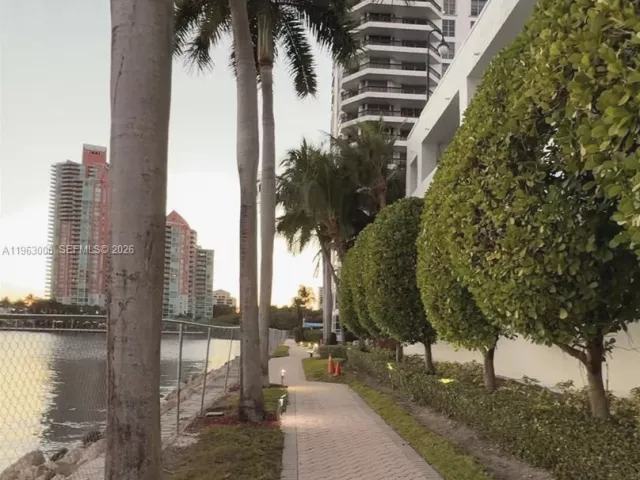 2-bedroom condo for sale in Aventura -  - MondialRealty