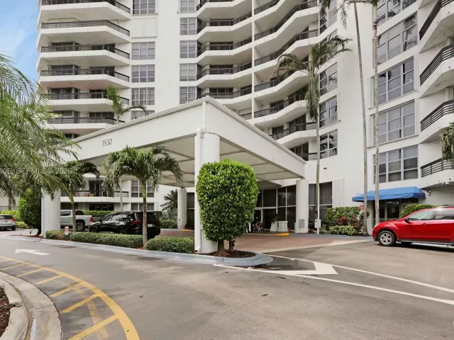 2-bedroom condo for sale in Aventura -  - MondialRealty