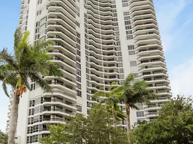 2-bedroom condo for sale in Aventura -  - MondialRealty