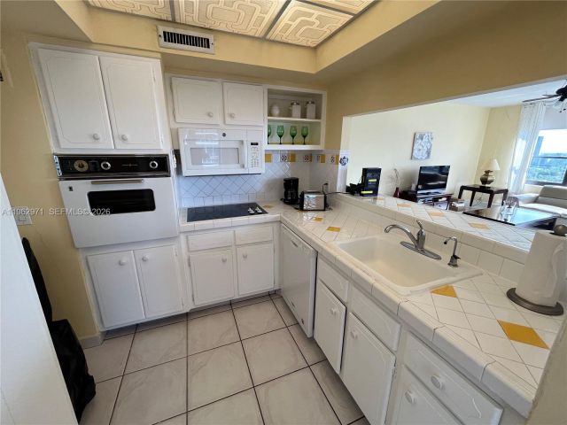 Apartment for rent  Unit # - photo 7406017