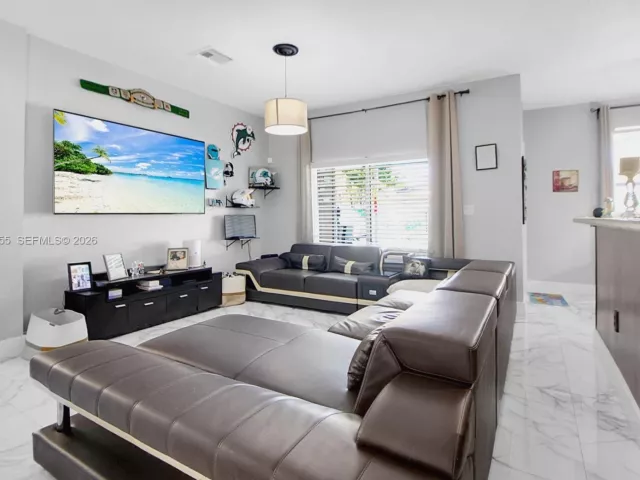 5-bedroom home for sale in Homestead - 3455 NE 1st St - MondialRealty