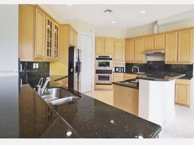 5-bedroom home for rent in Doral - 7061 NW 113 CT 7061 - MondialRealty