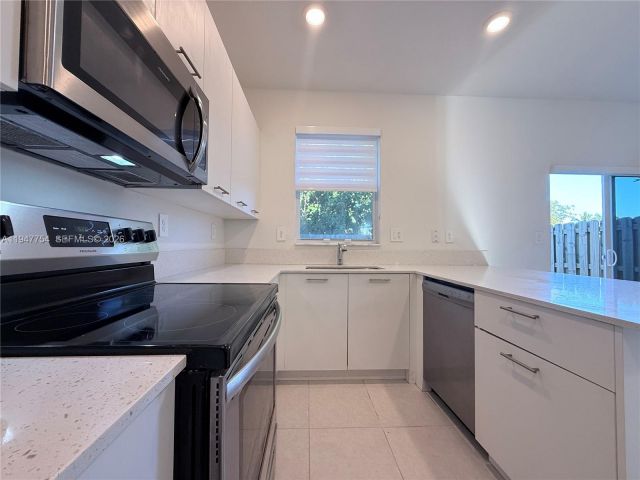 3-bedroom home for rent in Miami - 12433 NW 23rd Ct - MondialRealty