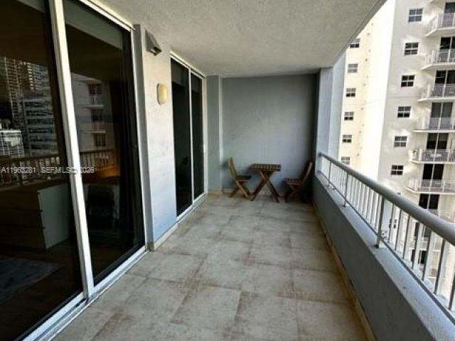 1-bedroom condo for rent in Miami - 170 SE 14th St 1606 - MondialRealty