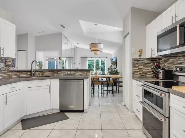 3-bedroom home for sale in Pembroke Pines - 17080 NW 10th St - MondialRealty