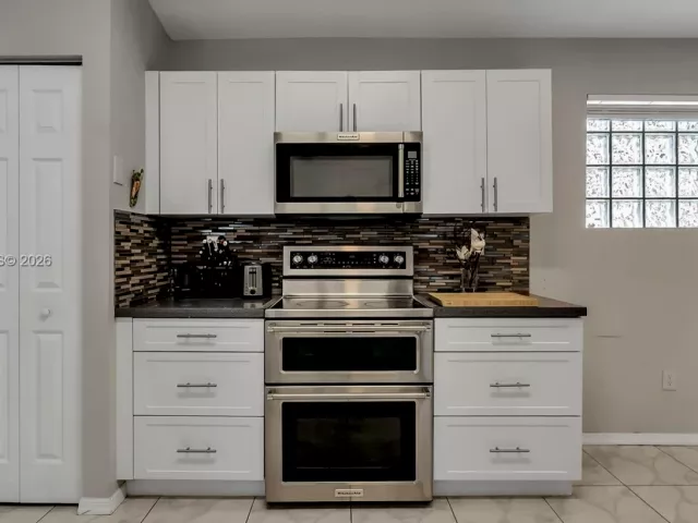 3-bedroom home for sale in Pembroke Pines - 17080 NW 10th St - MondialRealty