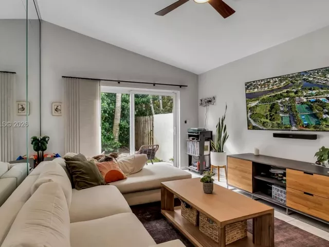 3-bedroom home for sale in Pembroke Pines - 17080 NW 10th St - MondialRealty