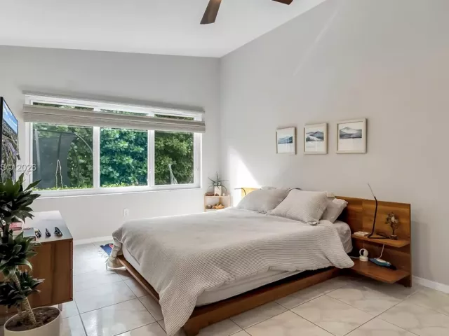 3-bedroom home for sale in Pembroke Pines - 17080 NW 10th St - MondialRealty