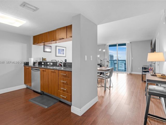 1-bedroom condo for rent in Miami - 1800 N Bayshore Dr 3406 - MondialRealty