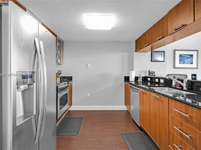 1-bedroom condo for rent in Miami - 1800 N Bayshore Dr 3406 - MondialRealty