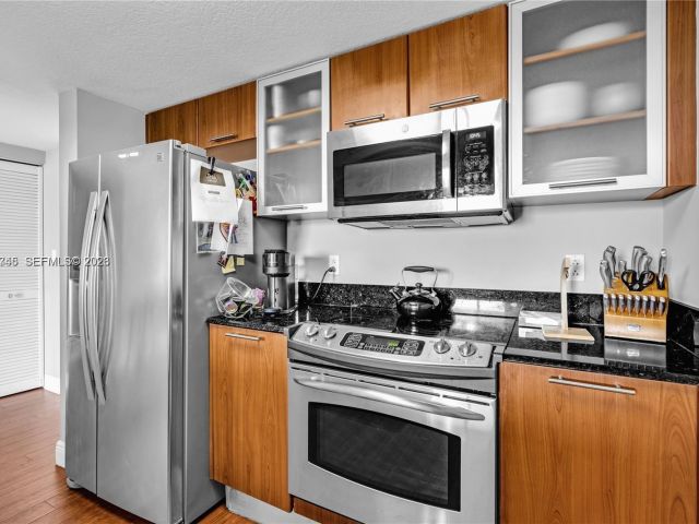 1-bedroom condo for rent in Miami - 1800 N Bayshore Dr 3406 - MondialRealty