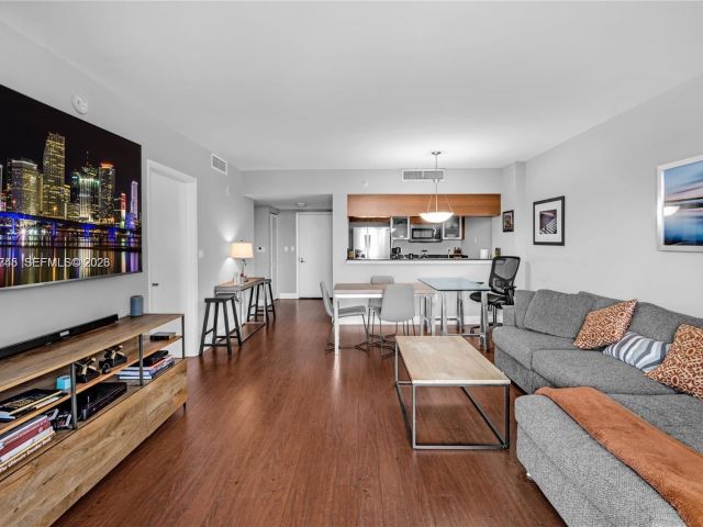 1-bedroom condo for rent in Miami - 1800 N Bayshore Dr 3406 - MondialRealty