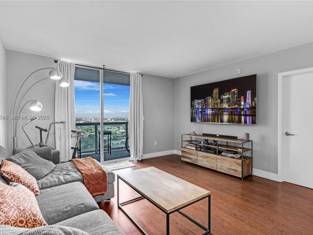 1-bedroom condo for rent in Miami - 1800 N Bayshore Dr 3406 - MondialRealty