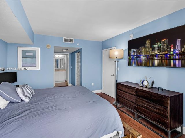 1-bedroom condo for rent in Miami - 1800 N Bayshore Dr 3406 - MondialRealty