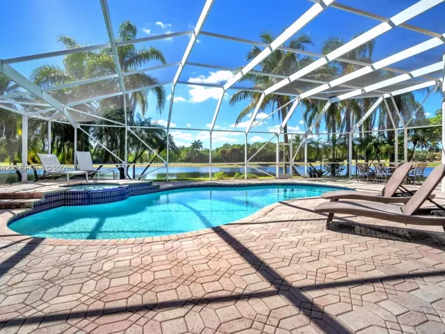 5-bedroom home for rent in Pembroke Pines - 620 W Laurel Ln W - MondialRealty