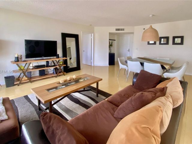 2-bedroom condo for sale in Aventura - 3300 NE 191st St 1807 - MondialRealty