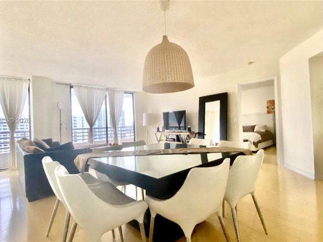 2-bedroom condo for sale in Aventura - 3300 NE 191st St 1807 - MondialRealty