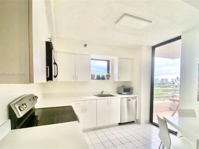 2-bedroom condo for sale in Aventura - 3300 NE 191st St 1807 - MondialRealty