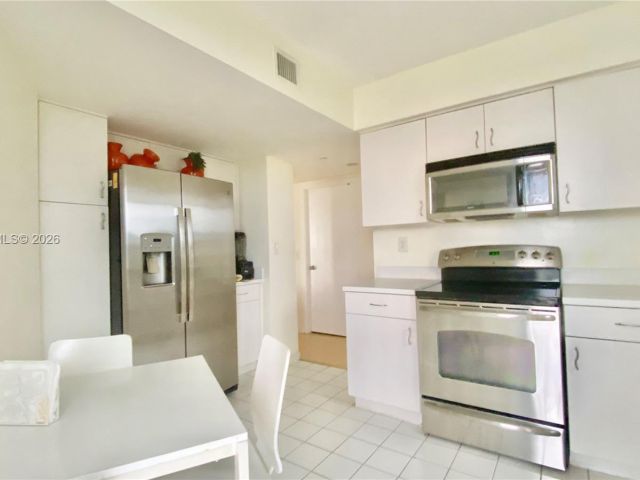 2-bedroom condo for sale in Aventura - 3300 NE 191st St 1807 - MondialRealty