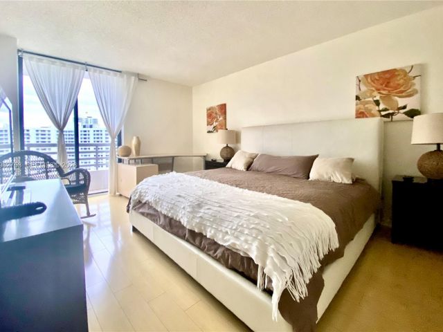 2-bedroom condo for sale in Aventura - 3300 NE 191st St 1807 - MondialRealty