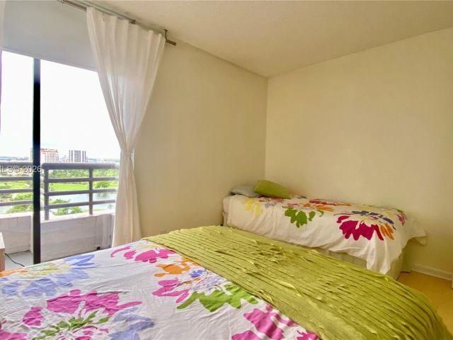 2-bedroom condo for sale in Aventura - 3300 NE 191st St 1807 - MondialRealty