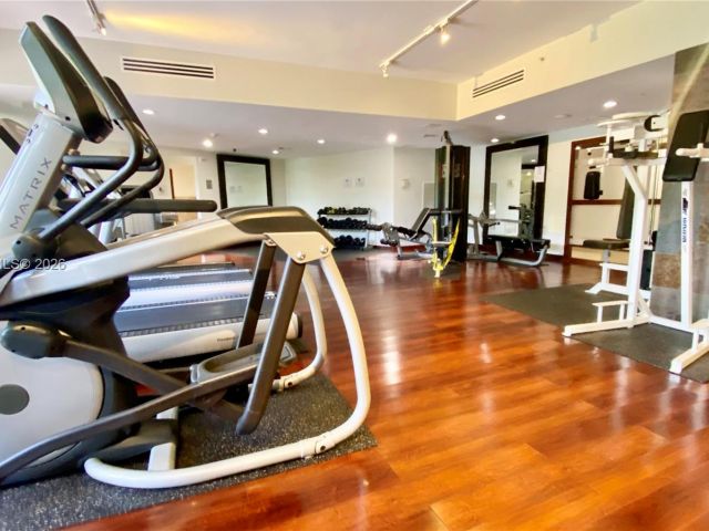 2-bedroom condo for sale in Aventura - 3300 NE 191st St 1807 - MondialRealty