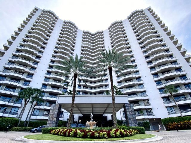 2-bedroom condo for sale in Aventura - 3300 NE 191st St 1807 - MondialRealty