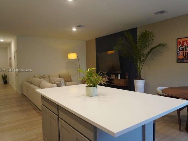 Home for rent at 385 NW 9th St 385 - photo 7420804