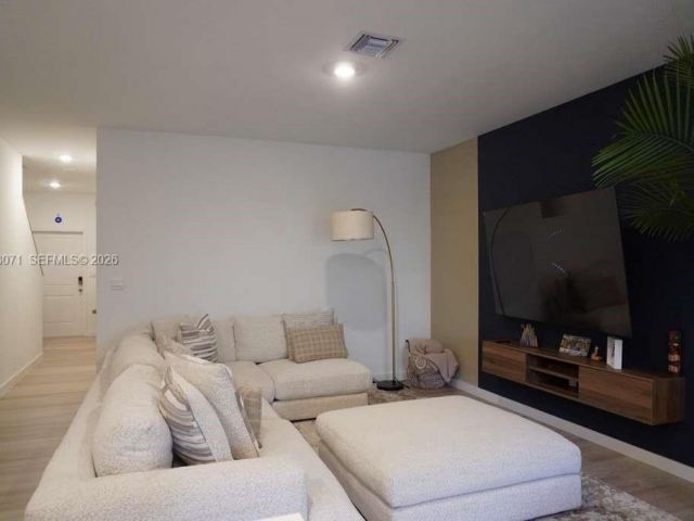 Home for rent at 385 NW 9th St 385 - photo 7420809