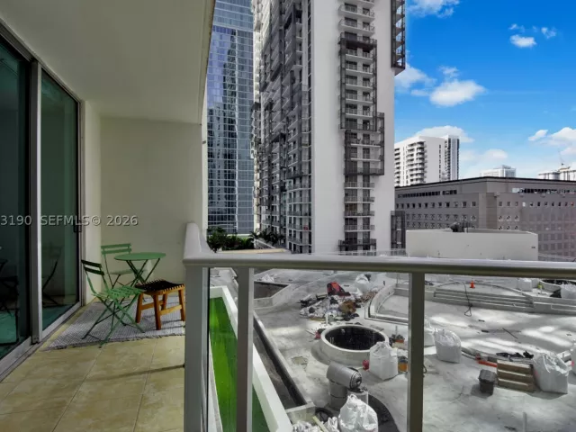 1-bedroom condo for sale in Miami - 300 S Biscayne Blvd T-1405 - MondialRealty