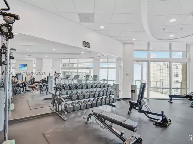 1-bedroom condo for sale in Miami - 300 S Biscayne Blvd T-1405 - MondialRealty