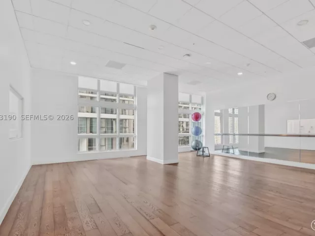 1-bedroom condo for sale in Miami - 300 S Biscayne Blvd T-1405 - MondialRealty