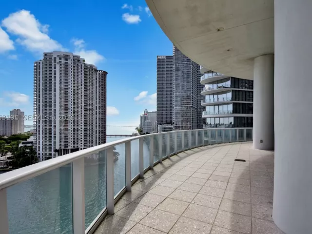 1-bedroom condo for sale in Miami - 300 S Biscayne Blvd T-1405 - MondialRealty