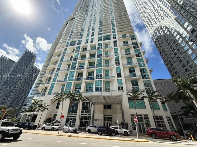 1-bedroom condo for sale in Miami - 300 S Biscayne Blvd T-1405 - MondialRealty