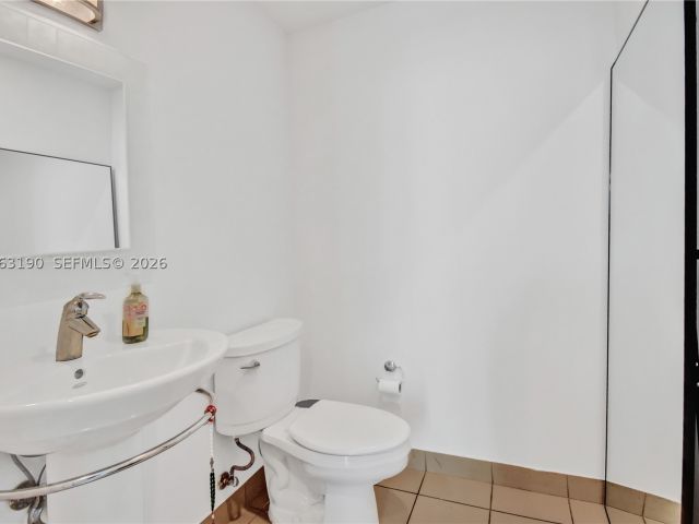 1-bedroom condo for sale in Miami - 300 S Biscayne Blvd T-1405 - MondialRealty