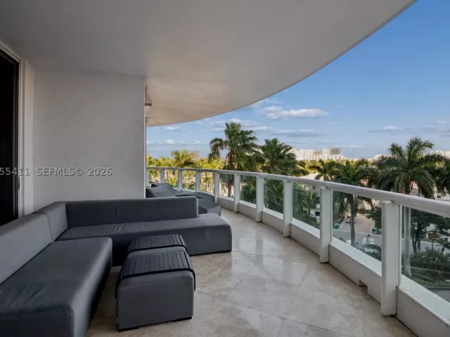 3-bedroom condo for sale in Aventura - 21200 Point Pl 504 - MondialRealty