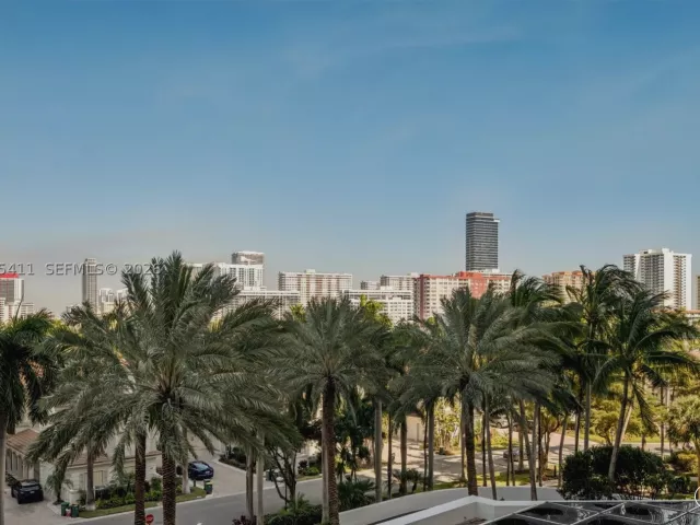 3-bedroom condo for sale in Aventura - 21200 Point Pl 504 - MondialRealty