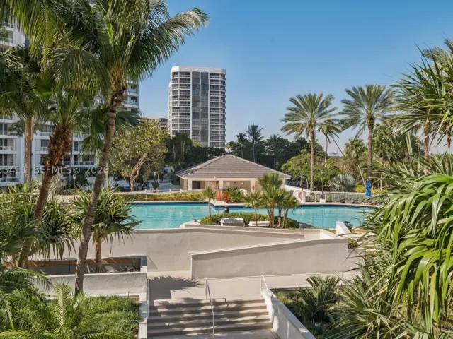 3-bedroom condo for sale in Aventura - 21200 Point Pl 504 - MondialRealty
