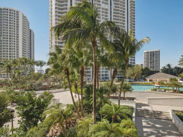 3-bedroom condo for sale in Aventura - 21200 Point Pl 504 - MondialRealty