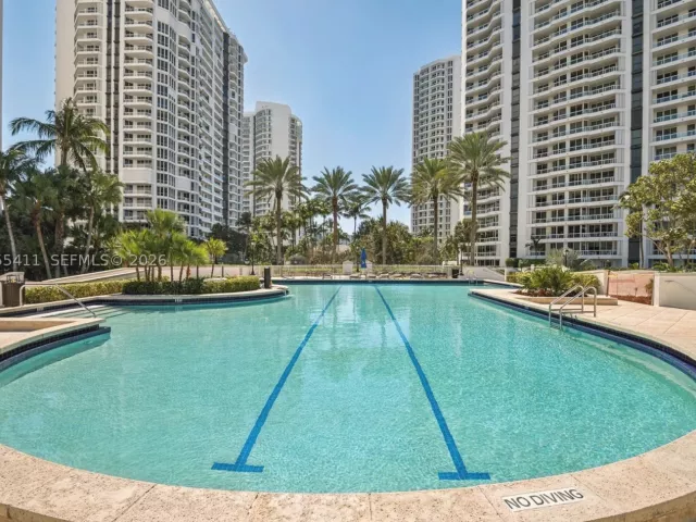 3-bedroom condo for sale in Aventura - 21200 Point Pl 504 - MondialRealty