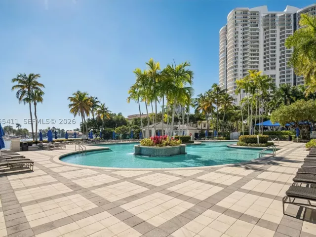 3-bedroom condo for sale in Aventura - 21200 Point Pl 504 - MondialRealty
