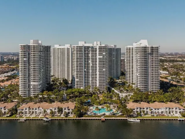 3-bedroom condo for sale in Aventura - 21200 Point Pl 504 - MondialRealty