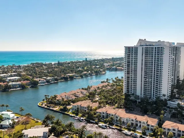 3-bedroom condo for sale in Aventura - 21200 Point Pl 504 - MondialRealty