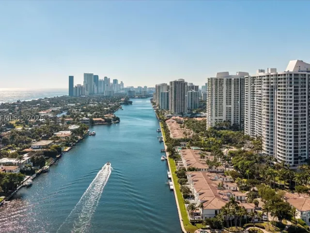 3-bedroom condo for sale in Aventura - 21200 Point Pl 504 - MondialRealty