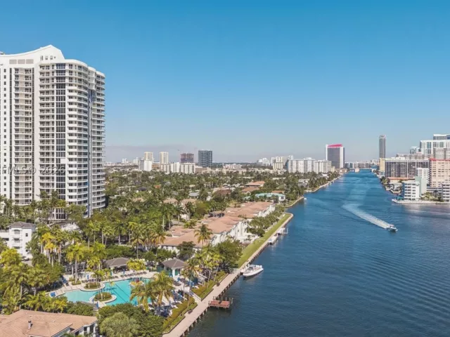3-bedroom condo for sale in Aventura - 21200 Point Pl 504 - MondialRealty