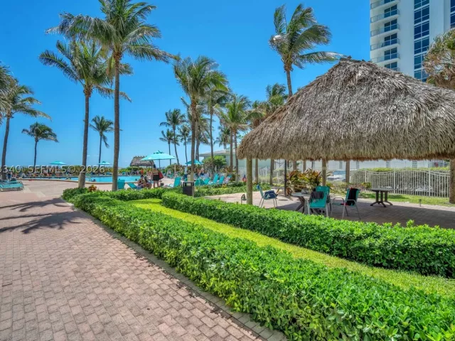 2-bedroom condo for rent in Hollywood - 3801 S Ocean Dr 2W - MondialRealty