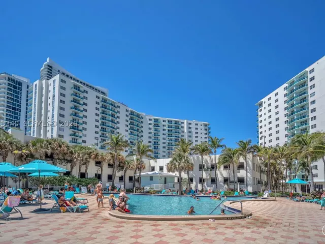 2-bedroom condo for rent in Hollywood - 3801 S Ocean Dr 2W - MondialRealty