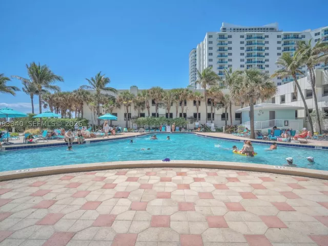 2-bedroom condo for rent in Hollywood - 3801 S Ocean Dr 2W - MondialRealty