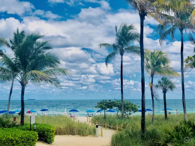 1-bedroom condo for sale in Bal Harbour - 10275 Collins Ave 427 - MondialRealty